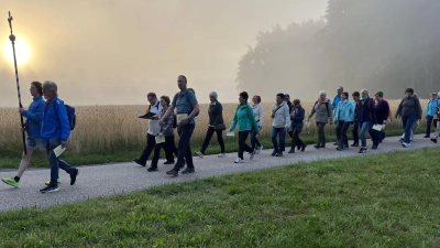 In einer schönen Morgenstimmung begleitete die aufgehende Sonne die Grafenwöhrer Pilgergruppe auf ihrem Weg zum Barbaraberg. (Bild: Gerald Morgenstern)