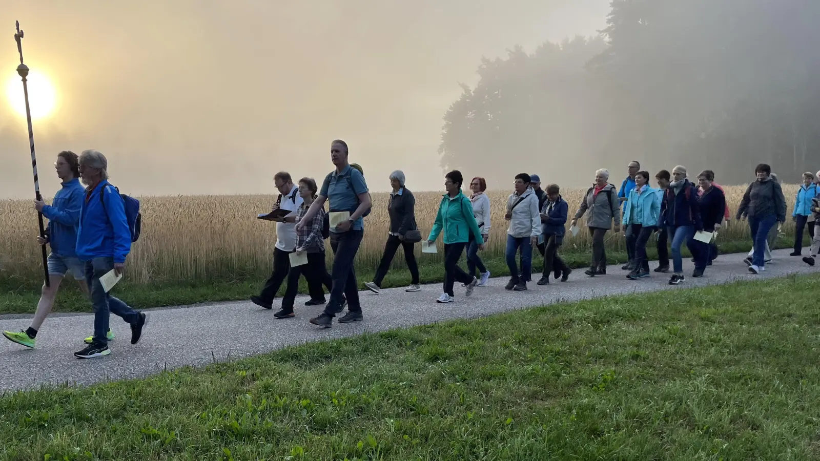 In einer schönen Morgenstimmung begleitete die aufgehende Sonne die Grafenwöhrer Pilgergruppe auf ihrem Weg zum Barbaraberg. (Bild: Gerald Morgenstern)