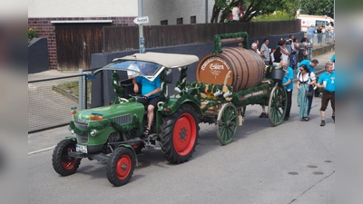 Die Marktgemeinde präsentierte sich 2015 mit einem große Kommunbierfass und schenkte Komunbier aus. (Bild: Karl Ziegler)