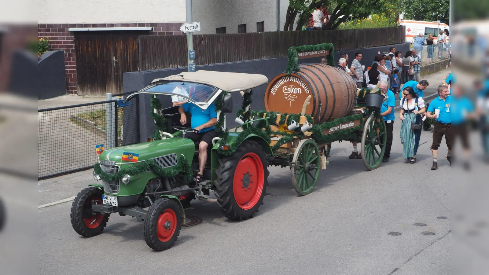 Die Marktgemeinde präsentierte sich 2015 mit einem große Kommunbierfass und schenkte Komunbier aus. (Bild: Karl Ziegler)