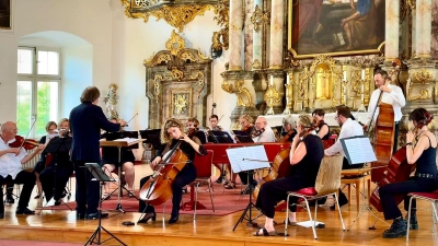 Solistin Anna Rösch am Violoncello, links neben ihr Dirigent Dieter Müller, und das Streichorchester der OTH-Amberg-Weiden - mit ihrem Engagement und ihrem brillianten musikalischen Auftritt konnten sie über 900 Euro für die Hilfsorganisation „Hoffnung für Menschen e. V.” sammeln. (Bild: Peter Ringeisen)