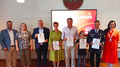 Mit Ehrennadeln in Gold, Silber und Bronze wurde verdiente Ehrenamtler und Sportler ausgezeichnet. Im Bild von links der stellvertretende Landrat Matthias Grundler, die Ehrenamtsbeauftragte der Stadt Waldershof, Gisela Kastner, Mario Rabenbauer, Christine Weidmann, Stefan Müller, Simon Bscherer, Bernd Schraml und Bürgermeisterin Margit Bayer.  (Bild: Oswald Zintl)