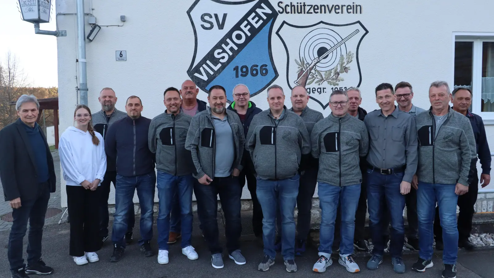 Zweiter Bürgermeister Josef Weinfurtner (l.) mit der gewählten Vorstandschaft des SV Vilshofen und dem Ersten Vorsitzenden Timmy Grunewald (5.v.l.) und seinem Vize Stefan Eiglsperger (7.v.l.). (Bild: Michael Rabenhofer)