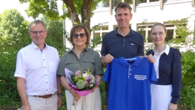 Schulleiter Hubert Reil (l.) verabschiedete Gertie Kreuzer (2. v. l.) und Konrektor Michael Neumann (2. v. r.). Mit im Bild: die neue Konrektorin Nikola Wolfrath (r.). (Bild: Andrea Scherm)