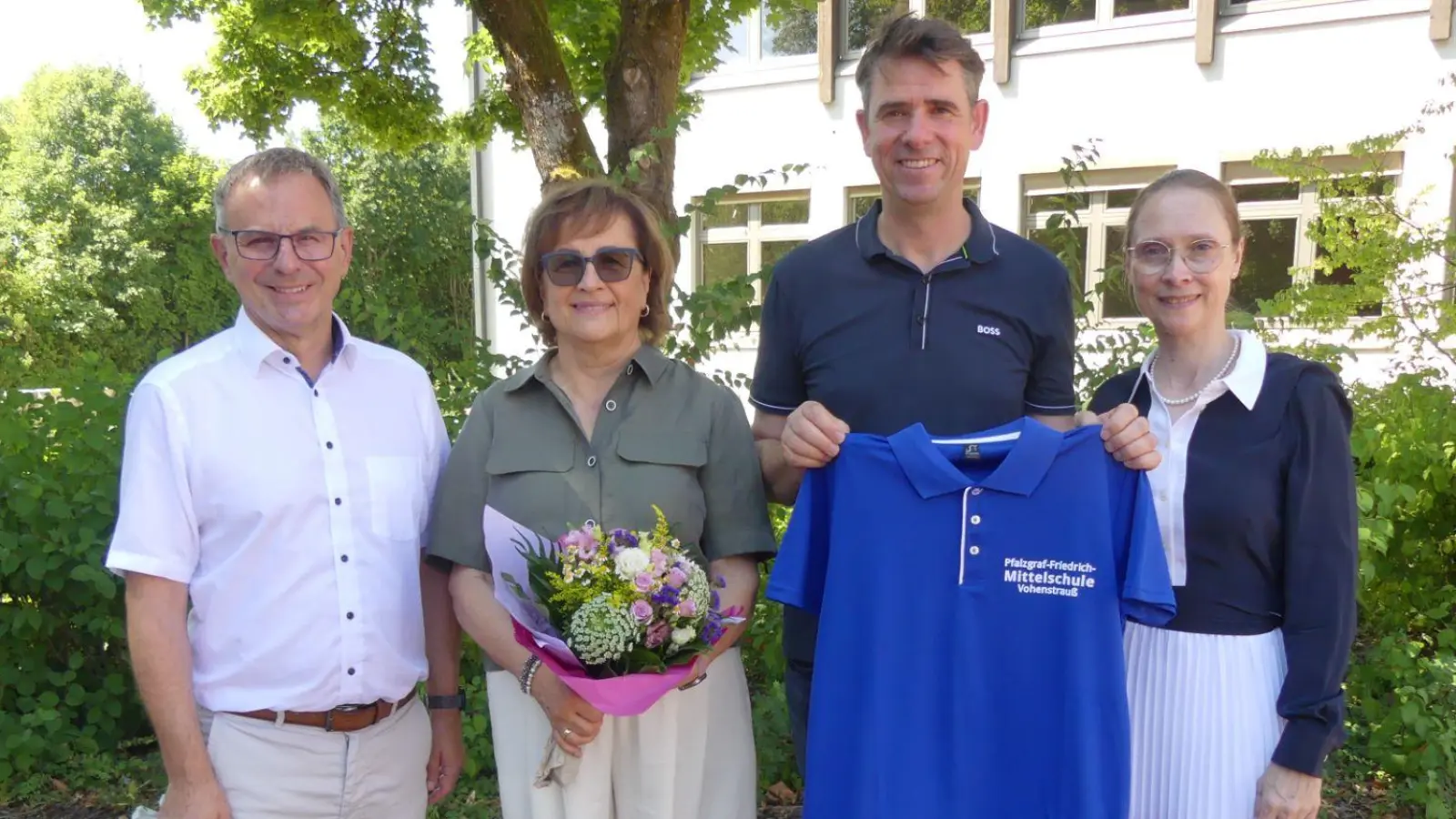 Schulleiter Hubert Reil (l.) verabschiedete Gertie Kreuzer (2. v. l.) und Konrektor Michael Neumann (2. v. r.). Mit im Bild: die neue Konrektorin Nikola Wolfrath (r.). (Bild: Andrea Scherm)