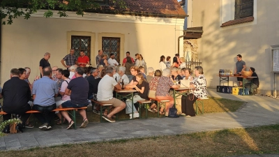 Geselliges Beisammensein bei Getränken, Brezen und guten Gesprächen. (Bild: Marius Ulrich)