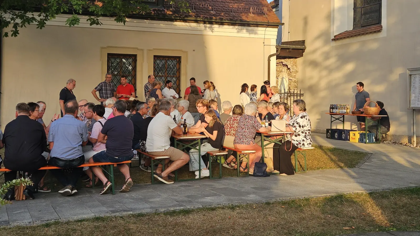 Geselliges Beisammensein bei Getränken, Brezen und guten Gesprächen. (Bild: Marius Ulrich)