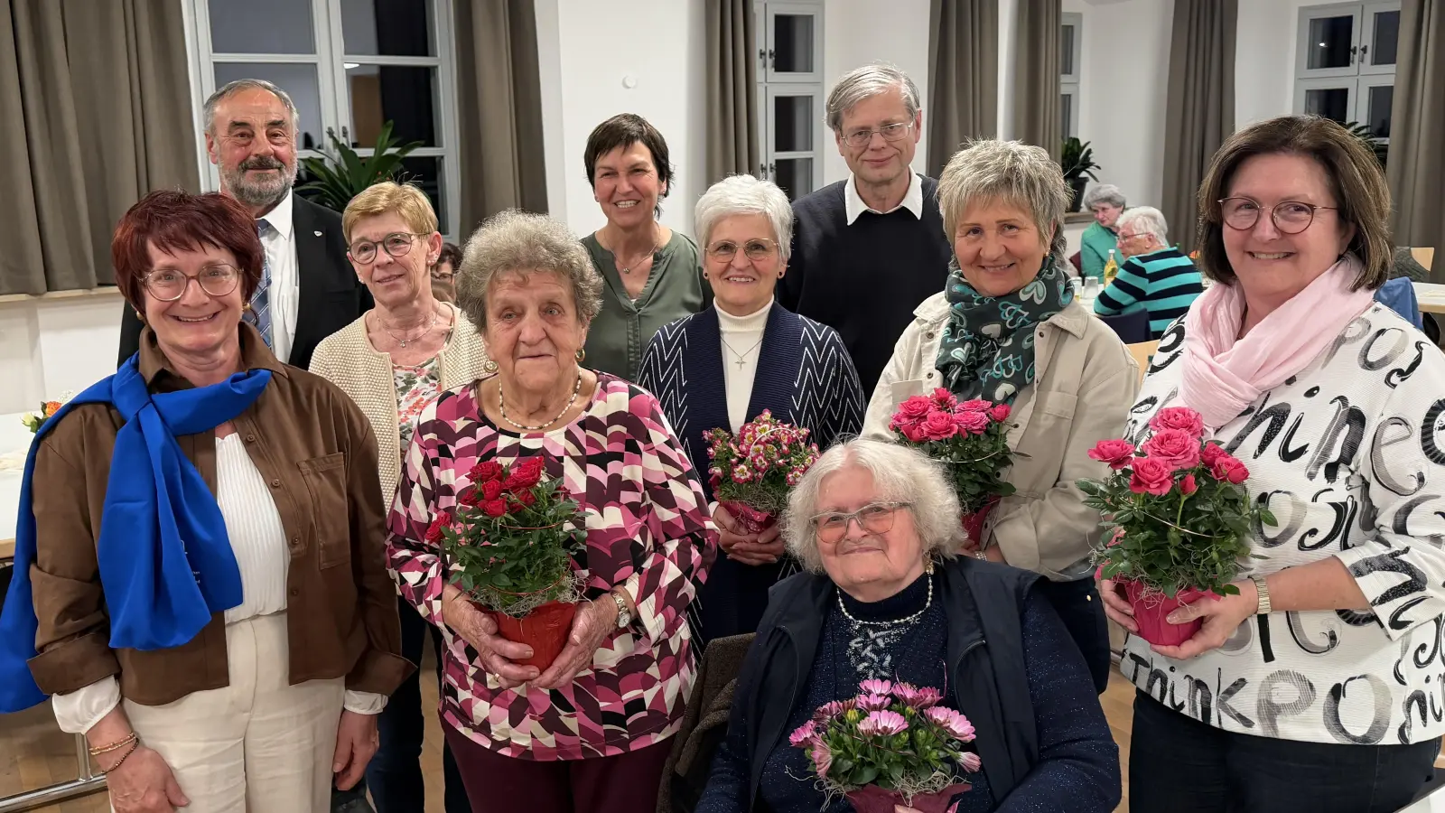 Der Waldthurner Frauenbund bei der Jahreshauptversammlung 2026 mit Bürgermeister Josef Beimler und Pfarrer Norbert Götz. Stellv. Diözesanvorsitzende Rita Kleierl (Fünfte von links) aus Stulln nahm verschiedene Ehrungen vor. (Bild: Franz Völkl)