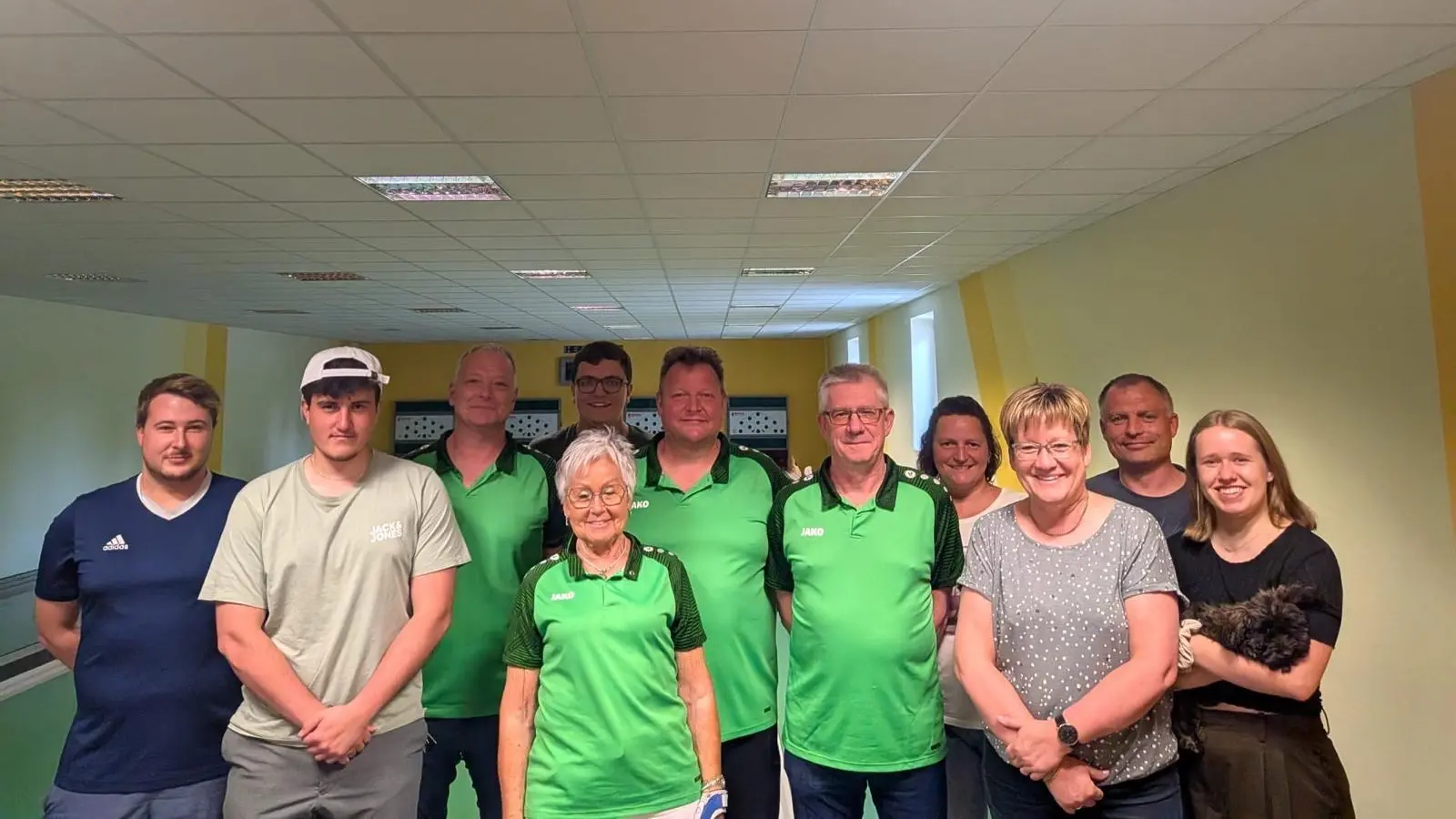 v.links n. rechts: Beisitzer Joshua Larsen, 2.Sportwart Fabio Voit, 1.Sportwart Ulli Herlt, Jugendvertreter Tom Busch, Beisitzerin Friedericke Herlt, 1.Vorstand Manfred Hilburger, 2.Vorstand Peter Grundler, Beisitzerin Daniela Zeitler, Sabine Marx, 2..Schriftführer Matthias Zeitler, 1.Schriftführerein Jaqueline Marx mit Maskottchen Maya. Nicht auf dem Foto Kassiererin Stephanie Töppel und Beisitzer Joachim (Molly) Klimt. (Bild: Verena Pröls)