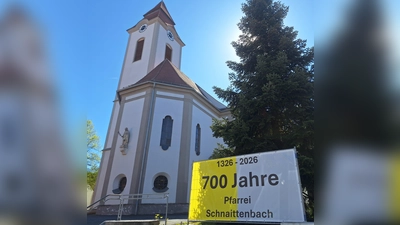 Banner bei der Pfarrkirche St. Vitus in Schnaittenbach zum Jubiläumsjahr 700 Jahre Pfarrei (Bild: Anita Hartmann)