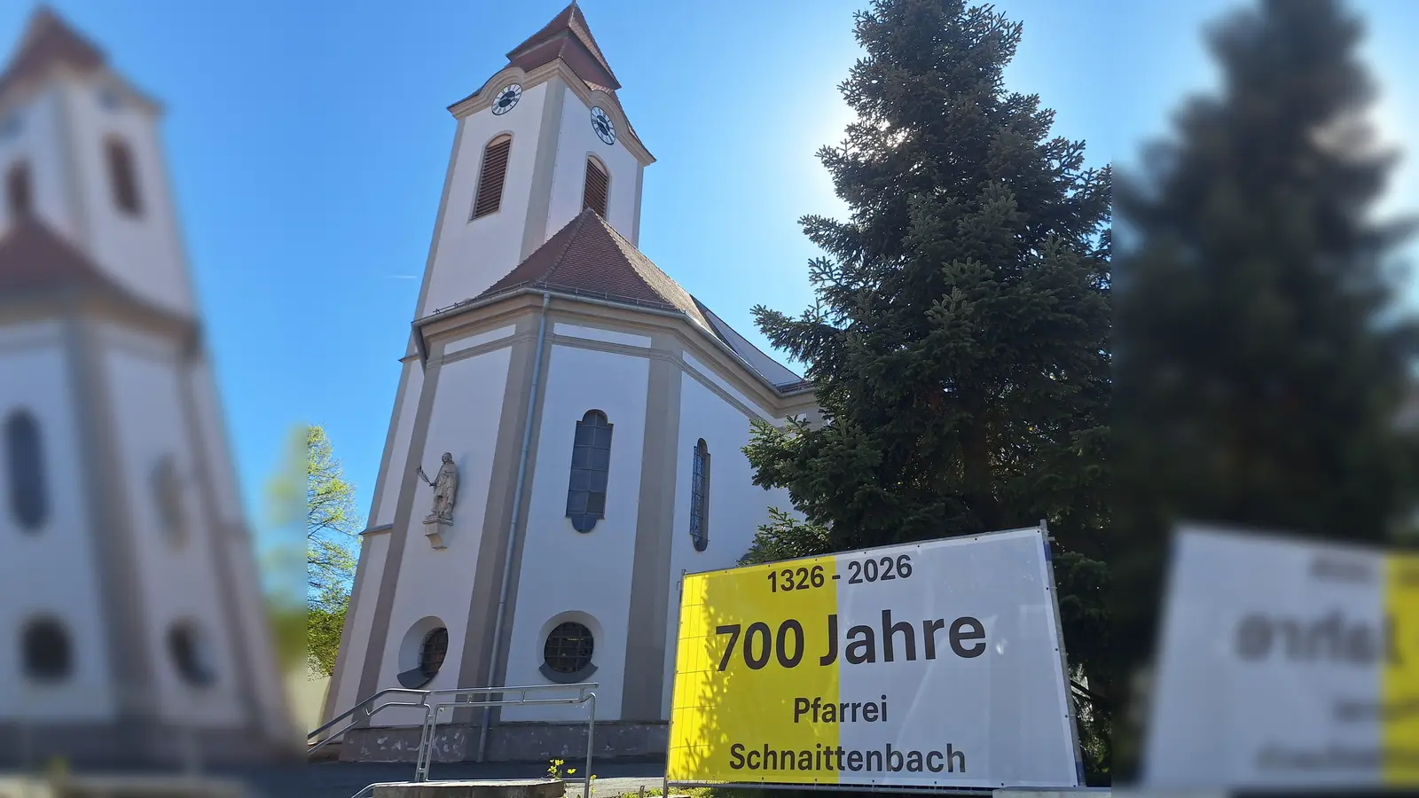 Banner bei der Pfarrkirche St. Vitus in Schnaittenbach zum Jubiläumsjahr 700 Jahre Pfarrei (Bild: Anita Hartmann)