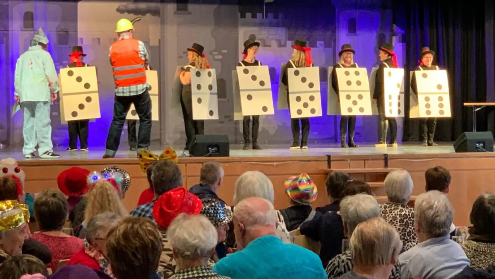 Für große Heiterkeit sorgten Frauen als Dominosteine, die zur Tangomusik tanzten. Anschließend mussten Bürgermeister Sebastian Giering, Tanja Kippes und Gerhard Steiner rasch die Punktzahlen auf den Dominosteinen in dreifacher Weise zählen. (Bild: Gabi Fröhlich)