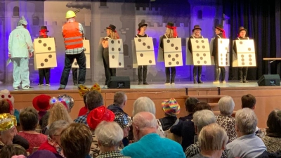 Für große Heiterkeit sorgten Frauen als Dominosteine, die zur Tangomusik tanzten. Anschließend mussten Bürgermeister Sebastian Giering, Tanja Kippes und Gerhard Steiner rasch die Punktzahlen auf den Dominosteinen in dreifacher Weise zählen. (Bild: Gabi Fröhlich)