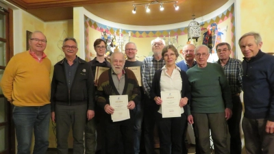 Von links Kassier Hans Ludwig, dritter Bürgermeister Wolfgang Rattai, Jonas Spiller (10 Jahre im Verein), Roland Ellmann (40 Jahre im Landesverband), Thomas Seitz (10 Jahre im Verein), 1. Vorsitzender Kurt Staudte, Gunda Ortlieb (15 Jahre im Landesverband), Schriftführer Georg Ertel, 2. Vorsitzender Peter Zagel, Kassenprüfer Willi Ortlieb, Kassenprüfer Robert Gmeiner (Bild: Georg Ertel)