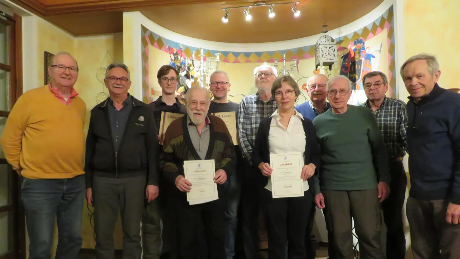 Von links Kassier Hans Ludwig, dritter Bürgermeister Wolfgang Rattai, Jonas Spiller (10 Jahre im Verein), Roland Ellmann (40 Jahre im Landesverband), Thomas Seitz (10 Jahre im Verein), 1. Vorsitzender Kurt Staudte, Gunda Ortlieb (15 Jahre im Landesverband), Schriftführer Georg Ertel, 2. Vorsitzender Peter Zagel, Kassenprüfer Willi Ortlieb, Kassenprüfer Robert Gmeiner (Bild: Georg Ertel)