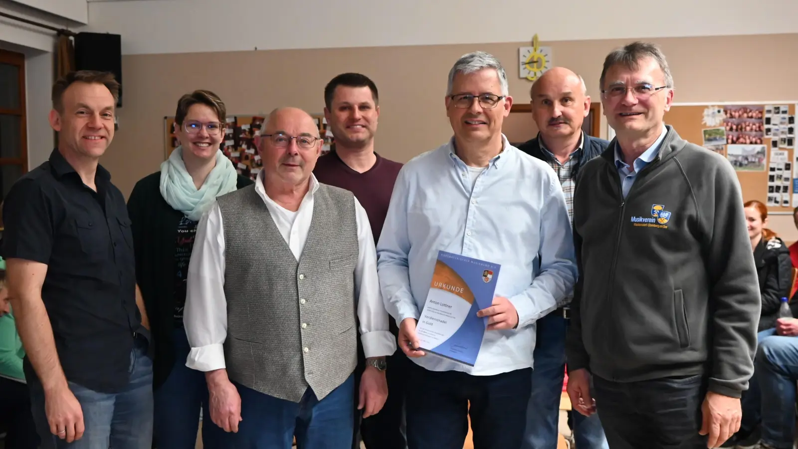 Die verantwortlichen des Kreisverbandes mit Kreisvorsitzenden Joseph Ferstl (1. Reihe 2. von links) und dem langjährigen Kreisdirigenten Anton Lottner (1. Reihe 3. von links). (Bild: Lothar Prechtl)