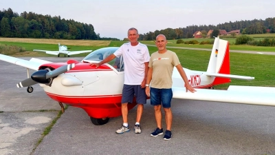 Fluglehrer Bernd Keck gratulierte seinem Flugschüler Thorsten Siee zum erfolgreichen ersten Alleinflug (Bild: Peter Ostermann)