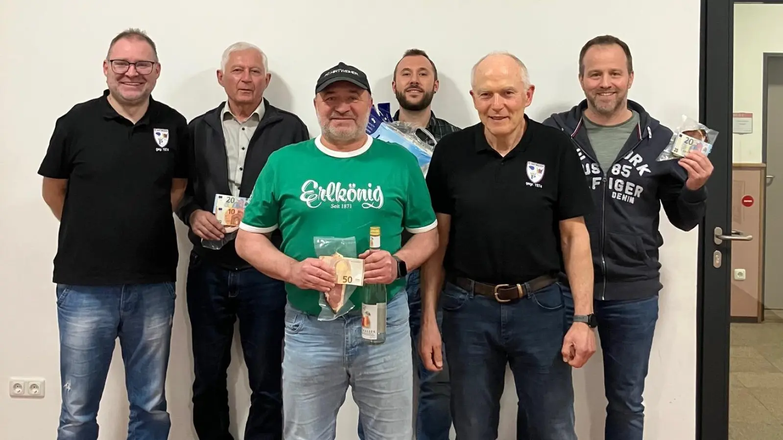 Von links: Das Siegerfoto des FC Hirtweiher mit Vorstand Benny Walberer, Franz Ficker (2. Platz), Anton Keilwerth (Sieger), Sebastian Rauch (Trostpreis), 2, Vorsitzender Josef Bösl und Carsten Floth (3. Platz).  (Bild: Franz Ficker)