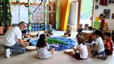 In Afrika trommelten die Kinder gemeinsam mit Stadtpfarrer Dr. Thomas Vogl.  (Bild: Bettina Männer)