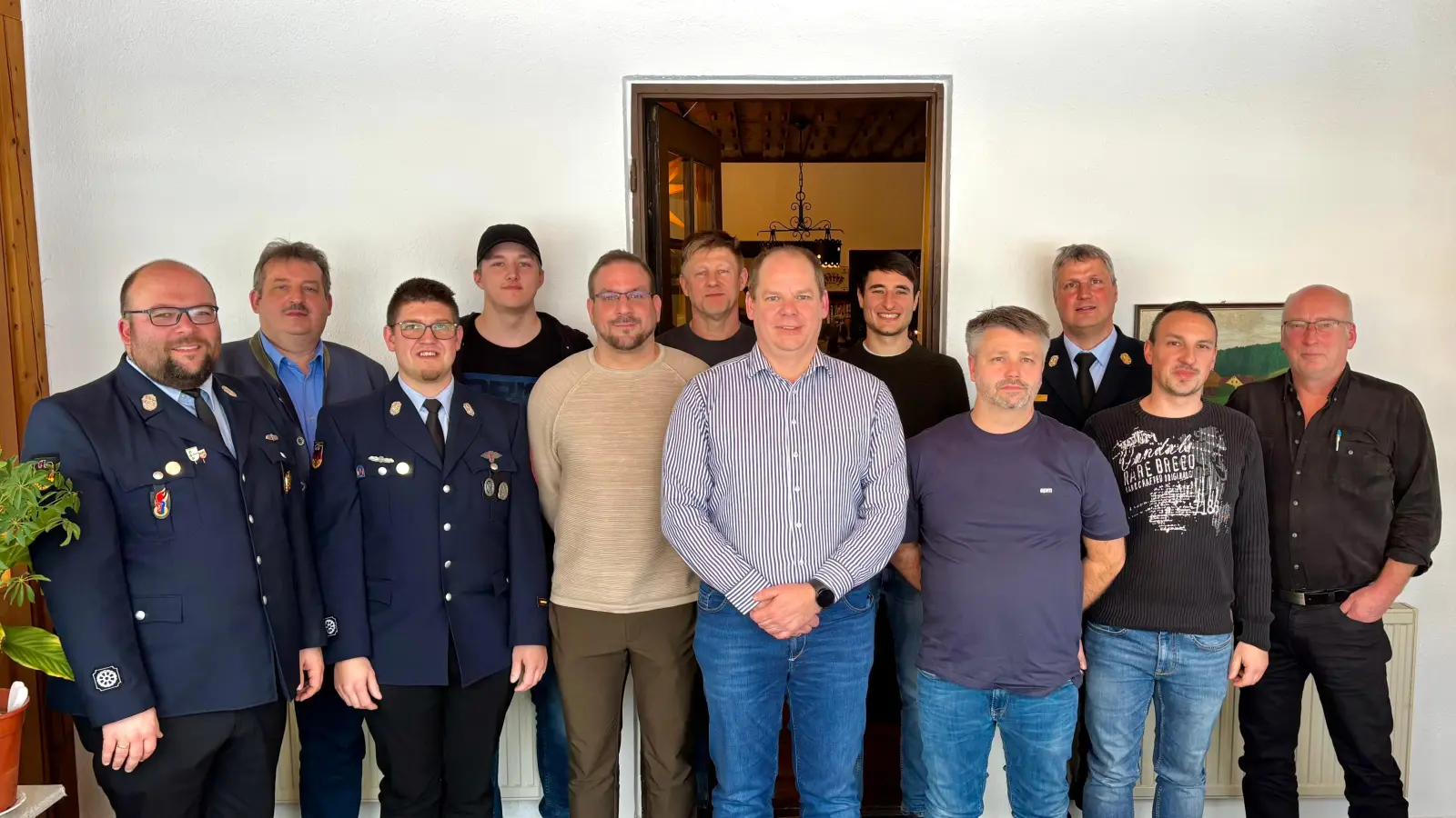 Die neue Vorstandschaft der Feuerwehr Gaisthal mit 1. Vorstand Thomas Margraf( 7.v. links) und 2. Vorstand Andreas Schmuck (5. v.links), sowie 1. Bgm Reinhard Kreuzer (2. v. links) und KBI Christian Weinfurtner ( 3. v. Rechts). (Bild: Robert Zach)