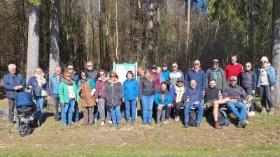 Gruppenfoto der „OWV Emmausjünger 2026” am Rastplatz Weißenstein. (Bild: Hermann Wagner)