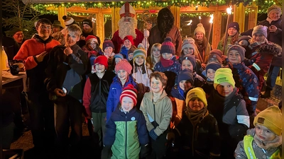 Die vielen Kinder stellen sich mit dem Bischof Nikolaus und dem Krampus zu einem Gruppenbild auf. (Bild: Florian Saßl)