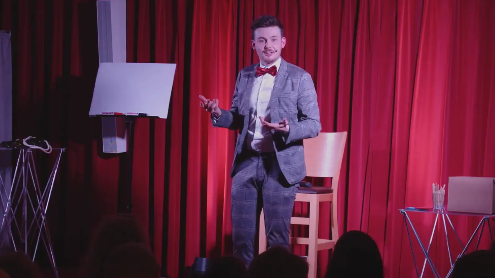 Zauberkünstler Marius Koslowski bei einer Show (Bild: Marius Koslowski)