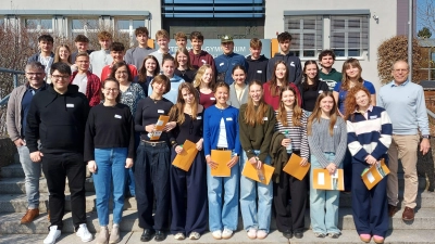 Schulleiter Ludwig Pfeiffer (rechts) empfing die Pilsener Schülerinnen und Schüler mit ihren Lehrkräften zu einem zweitägigen Besuch am Ortenburg-Gymnasium.  (Bild: Georg Lang)