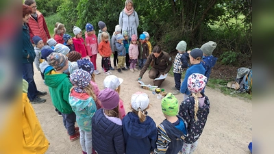 Ein aufregender Vormittag für die Kinder des Naturparkkindergartens mit der Rangerin Anna Spiller und Hund Dali. (Bild: Katja Baumer)