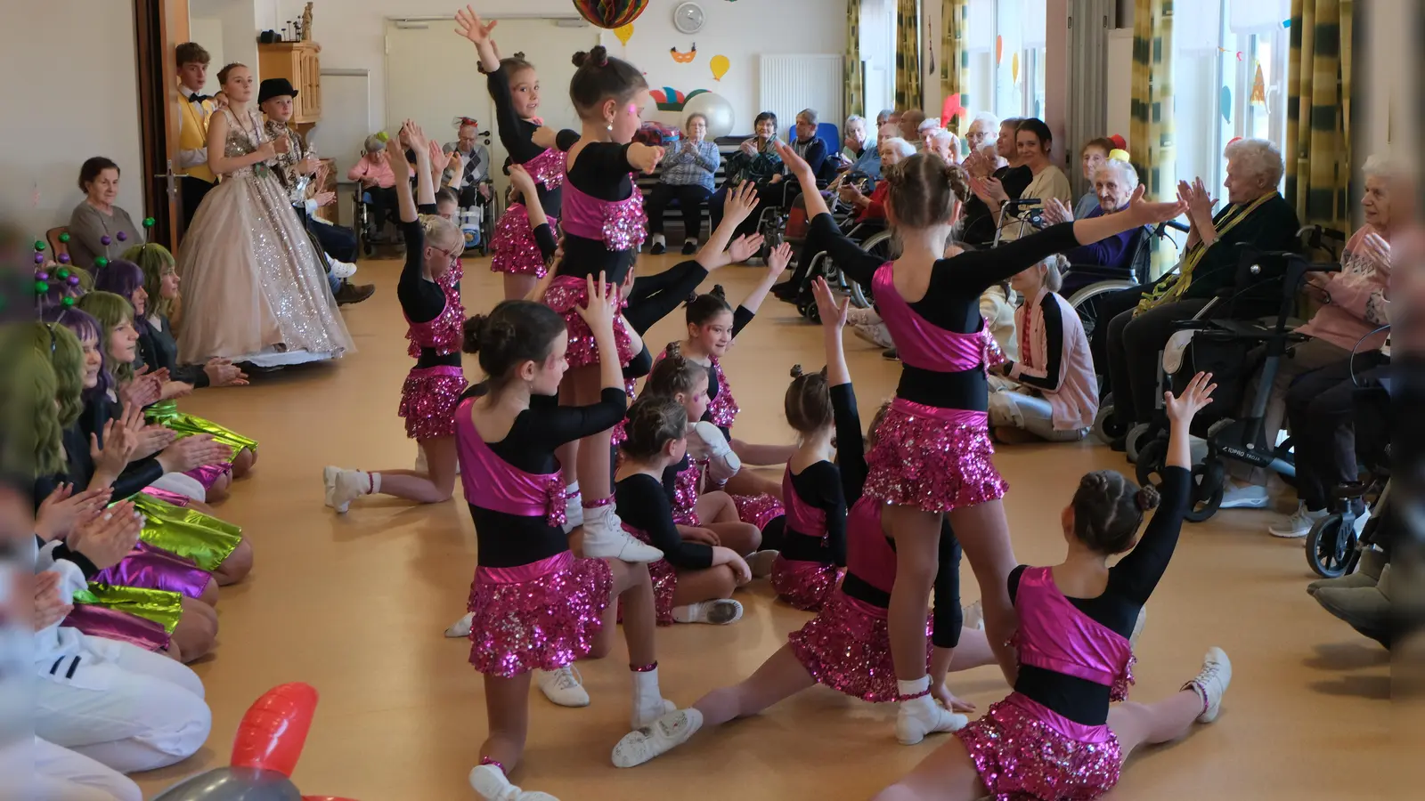 Prächtige Auftritte gab es am Dienstag im Seniorenwohnheim „Am Reiserwinkel“ bei den Auftritten der Neustädter Kinder- und Jugendgruppen. (Bild: Fred Lehner)
