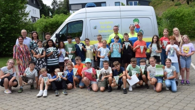 30 Kinder der Grundschule Rieden haben den Fahrradführerschein bestanden. Dazu gratulierten Lehrerin Anna Liebhäuser, Bürgermeister Erwin Geitner und Rektorin Christine Kölbl (v.li) sowie die beiden Verkehrserzieher Saskia Ram-Höcherl und Markus Neumeyer (hi. Mitte) und Lehrerin Irina Johann 2.v.re.) (Bild: Paul Böhm)