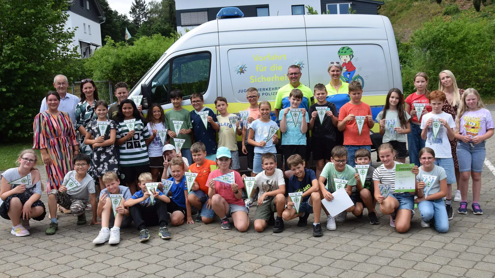 30 Kinder der Grundschule Rieden haben den Fahrradführerschein bestanden. Dazu gratulierten Lehrerin Anna Liebhäuser, Bürgermeister Erwin Geitner und Rektorin Christine Kölbl (v.li) sowie die beiden Verkehrserzieher Saskia Ram-Höcherl und Markus Neumeyer (hi. Mitte) und Lehrerin Irina Johann 2.v.re.) (Bild: Paul Böhm)