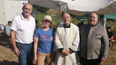 Ortsvorsteher Werner Kohl, OGV-Vorsitzende Christine Obermeier, Pfarrvikar Christian Preitschaft und Bürgermeister Peter Dotzler (v.li.) nach der Segnung von Gemeinschaftsgarten und Spielplatz. (Bild: Peter Dotzler)