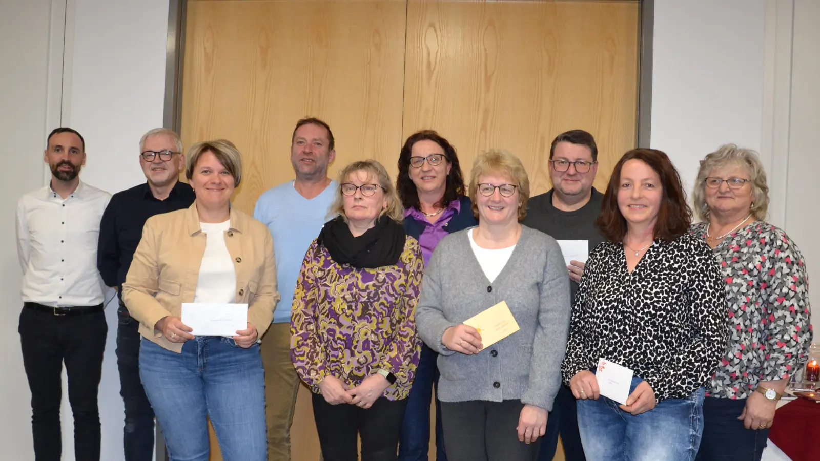 Die drei Vorsitzenden Angelika Hierold (Fünfte von rechts), Maria Bäumler (Fünfte von links) und Maria Bayer-Schmidt (rechts) vom Frauenbund Moosbach konnten Spenden übergeben. (Bild: Peter Garreiss)