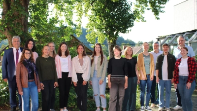 Von links: OStD Joachim Zembsch, Anna Thiel (B/C), StRin Dr. Teresa Röger (L/G), StRefin Madlen Schatz (B/C), StRefin Selina Weinmann (M/C), Laura Hagen (WR/Geo), StRin Romy Brückner (Sw/D), StRin Susan Hirschmann (E/PuG), StRefin Vera Brosch (Ku), StRin Daniela Geyer (F/D), StRin Anna Eckert (D/E), StD Markus Wagner, StR Florian Jungkunz (Mu), StD Oliver Ziegler, Sophia Nordmann (M). (Bild: Joachim Zembsch)