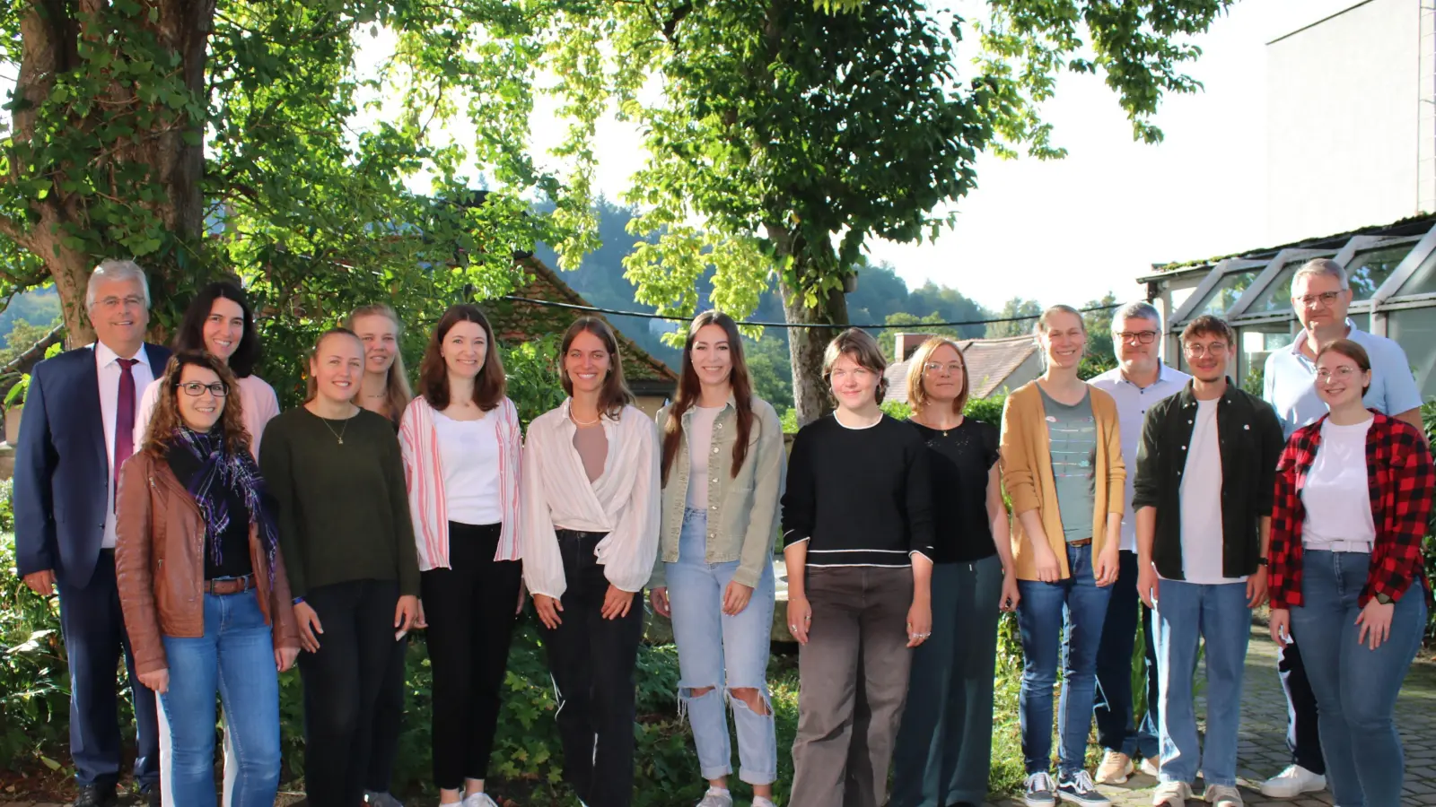 Von links: OStD Joachim Zembsch, Anna Thiel (B/C), StRin Dr. Teresa Röger (L/G), StRefin Madlen Schatz (B/C), StRefin Selina Weinmann (M/C), Laura Hagen (WR/Geo), StRin Romy Brückner (Sw/D), StRin Susan Hirschmann (E/PuG), StRefin Vera Brosch (Ku), StRin Daniela Geyer (F/D), StRin Anna Eckert (D/E), StD Markus Wagner, StR Florian Jungkunz (Mu), StD Oliver Ziegler, Sophia Nordmann (M). (Bild: Joachim Zembsch)