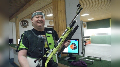 Joachim Schneider (Neumühle 2), traf mit 318,5 Ringen zum zweiten Mal das höchste Resultat aller Schützen und führt die Ringwertung bei den Senioren I mit 638,1 Ringen (Ø 319,05 R.) an (Bild: Peter Domanits )