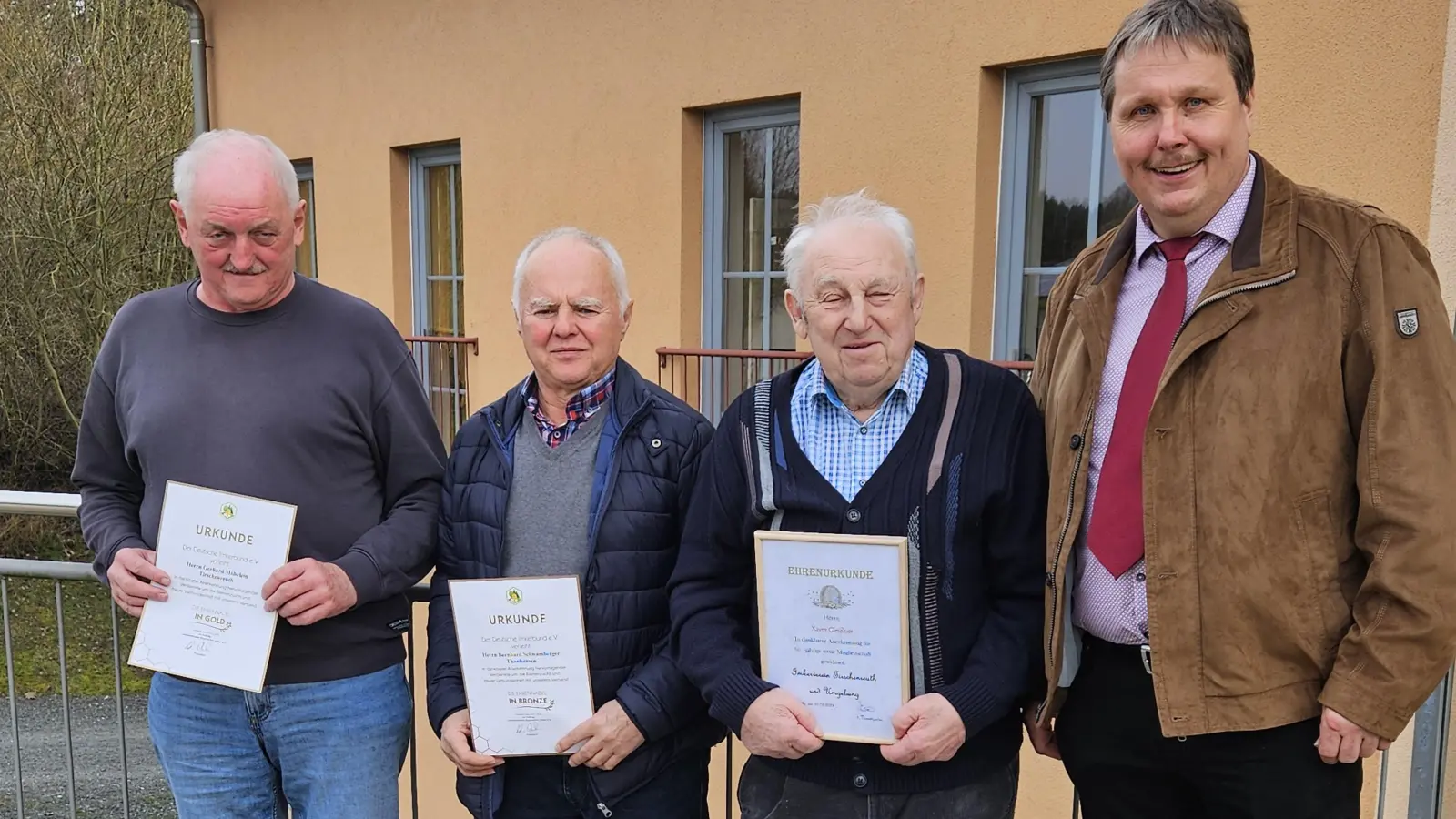 Vorsitzender Martin Fischer (rechts) zeichnete Gerhard Möhrlein, Bernhard Schwamberger und Xaver Gleißner mit Urkunden aus. (Bild: Christina Trenner/exb)