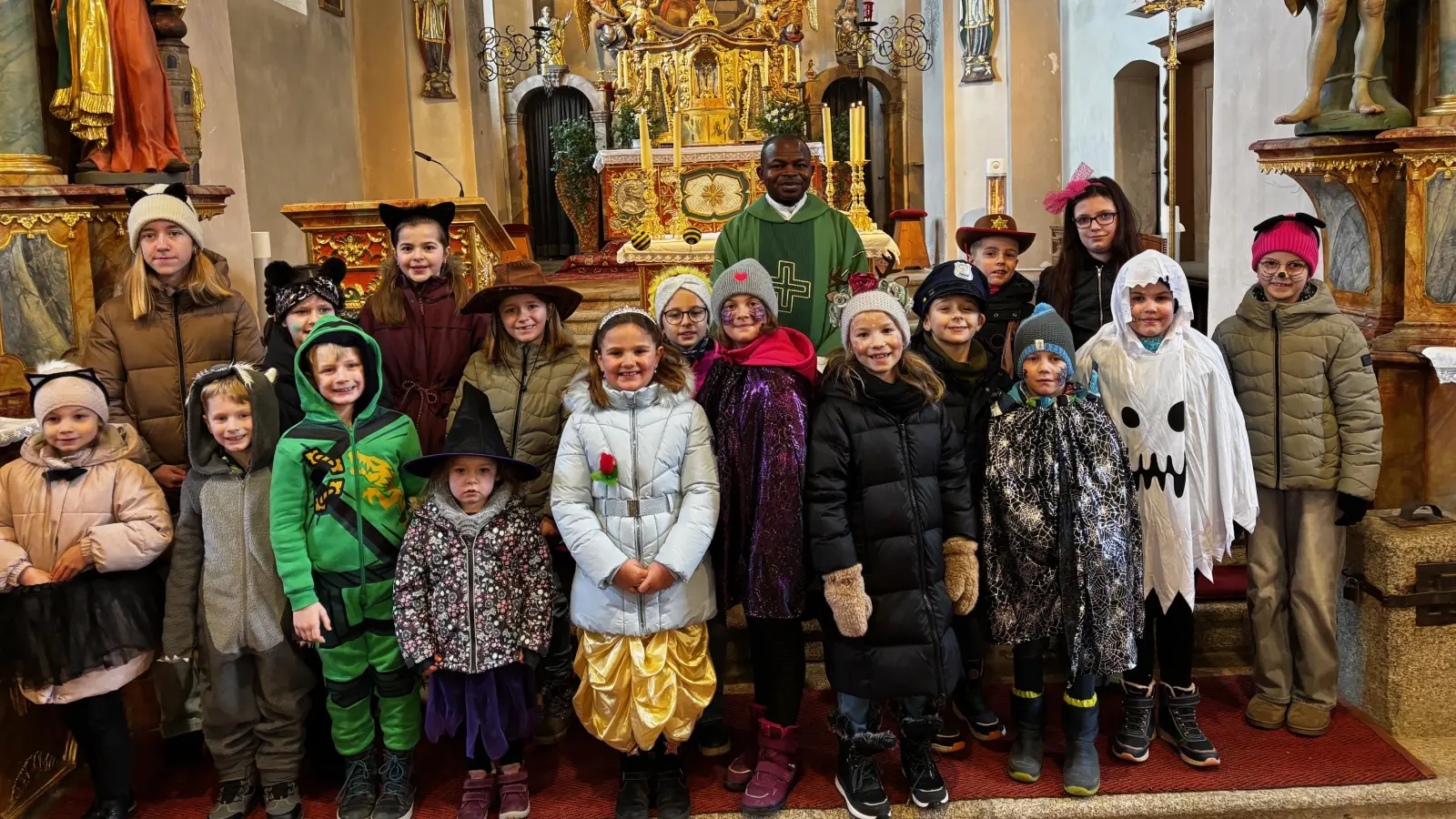 Die kostümierten Kinder aus dem Sonntagsgottesdienst (Bild: Daniela Malzer)