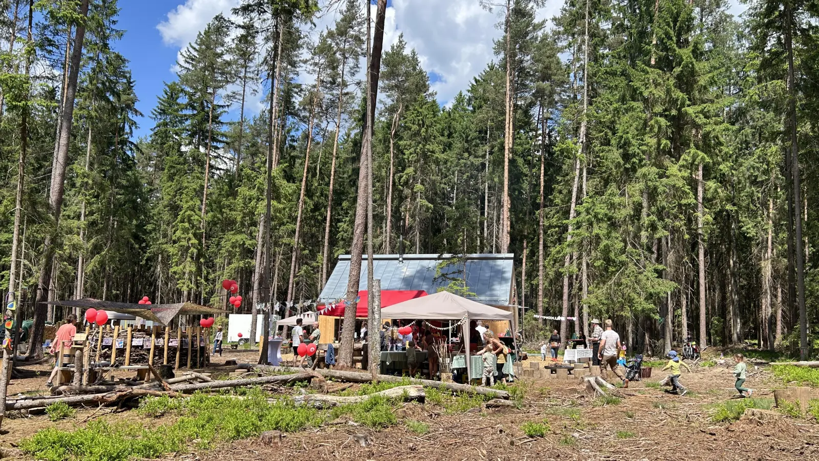 Der neue eröffnete Waldkindergarten befindet sich nahe dem Parkplatz des Rothenbürger Weiher (Bild: Janka Hannemann-Mathes)