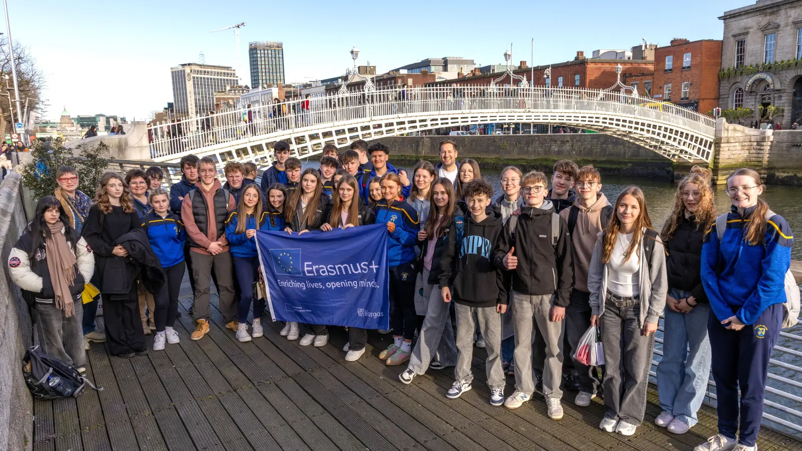 Erinnerungsfoto vor der Ha'penny Bridge: Die Lobkos mit ihren irischen Austauschpartnern beim Besuch in der Hauptstadt Dublin. (Bild: Tobias Neubert)