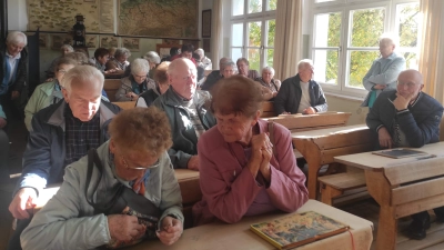 Eine Zeitreise in die eigene Schulvergangenheit unternahmen auf Einladung des Förderkreises Altenhilfe 45 Hirschauer Seniorinnen und Senioren beim Besuch des Schulmuseums in Sulzbach-Rosenberg. Links hinten die stellv. Förderkreisvorsitzende Hildegard Kohl. (Bild: Lisbeth Ernstberger)