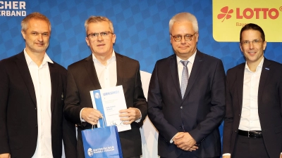 Der Bundestrainer der deutschen Frauen-Nationalmannschaft Christian Wück gratulierte dem Vorsitzenden des SVSW Kemnath Wolfgang Weber ebenso wie der BFV-Kreisehrenamtsreferent Roman Melzner, sowie BFV-Präsident Dr. Christoph Kern.  (Bild: Philipp Schmatloch)
