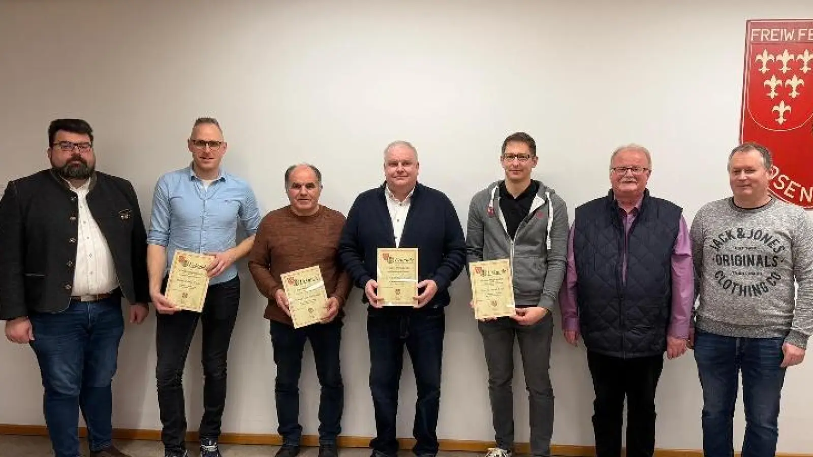 Ehrung für langjährige Vereinsmitgliedschaft: von Links Stefan Frank/1.Bürgermeister, Tobias Wirth/25 Jahre. Erwin Mutzbauer/25 Jahre, Stefan Streher/25 Jahre, Frank Roth/25 Jahre, Hans König/1.Vorstand, Norbert Gräml/2.Vorstand. (Bild: Philipp Bublitz)