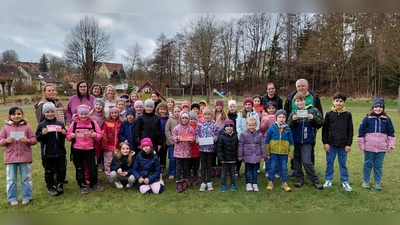 Bis zu 40 Kinder scharten sich um die Spielstationen bei der Osterhasenrallye des Waldvereins, die unter Jugendleiter Thomas Buchner und seinem Team hervorragend organisiert war. (Bild: Thomas Buchner)