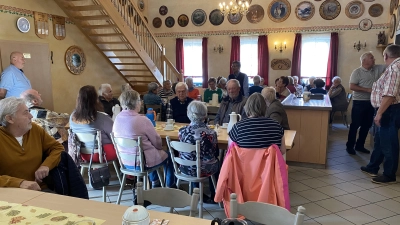Pater Joseph wurde als „Neubürger” in Tännesberg willkommen geheißen. (Bild: Josef Glas)