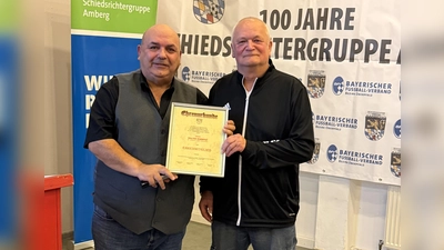 Amberg&#39; Schiedsrichterobmann Thomas Gebele ernannte im Namen des Gruppenausschusses Walter Schimpke (SV Kauerhof) für seine außergewöhnlichen Betätigungen zum Ehrenmitglied (Bild: Jonas Kohn)