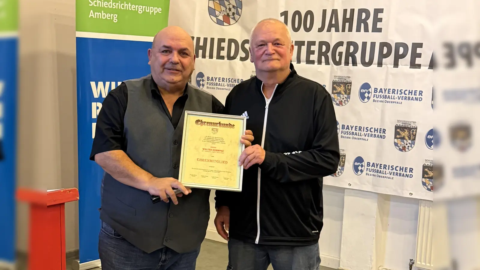 Amberg' Schiedsrichterobmann Thomas Gebele ernannte im Namen des Gruppenausschusses Walter Schimpke (SV Kauerhof) für seine außergewöhnlichen Betätigungen zum Ehrenmitglied (Bild: Jonas Kohn)