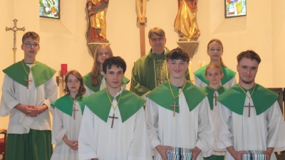 vorne die verabschiedeten Ministranten von links Bastian Krieger, Felix Kunz und Christian Ernst, dahinter ein Teil der Ministranten mit Stadtpfarrer Oliver P. Pollinger (Bild: Rosemarie Ernst)