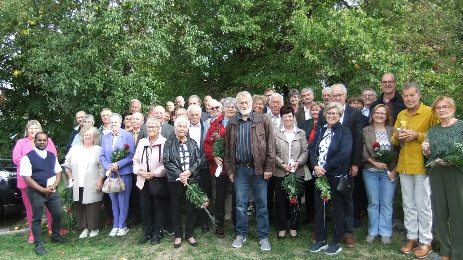 Die insgesamt 24 Jubelpaare aus der gesamten Pfarreiengemeinschaft Theuern-Ebermannsdorf-Pittersberg in 2026 gaben sich hinsichtlich ihrer Freude am Ehesonntag alle glücklich und zufrieden. Hintergrund und Kulisse passten. Und der US-Entertainer Danny Kaye sagte außerdem einmal dazu folgendes und Wahres: Eine glückliche Ehe ist die Verbindung zweier guter Verzeiher! (Bild: Michael Götz)